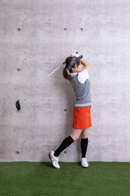 Female-golfer-making-a-golf-swing