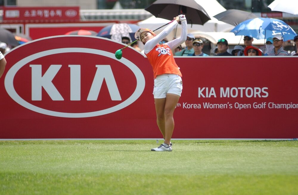 Full-shot-of-female-professional-golfer