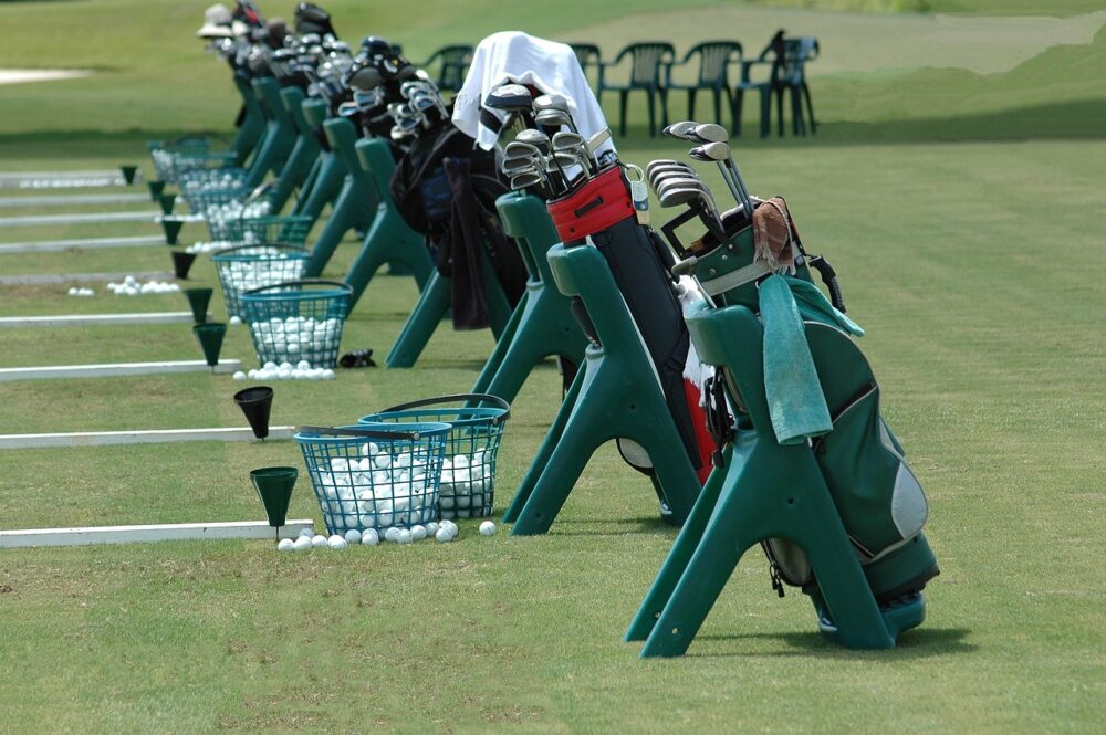 Many-golf-bags-lined-up-at-the-practice-range