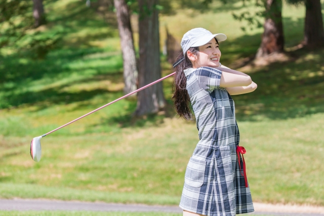 Smiling-woman-in-golf-wear