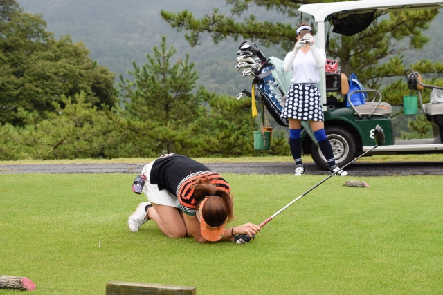 a-golf-girl-feels-depressed-after-making-a-mistake