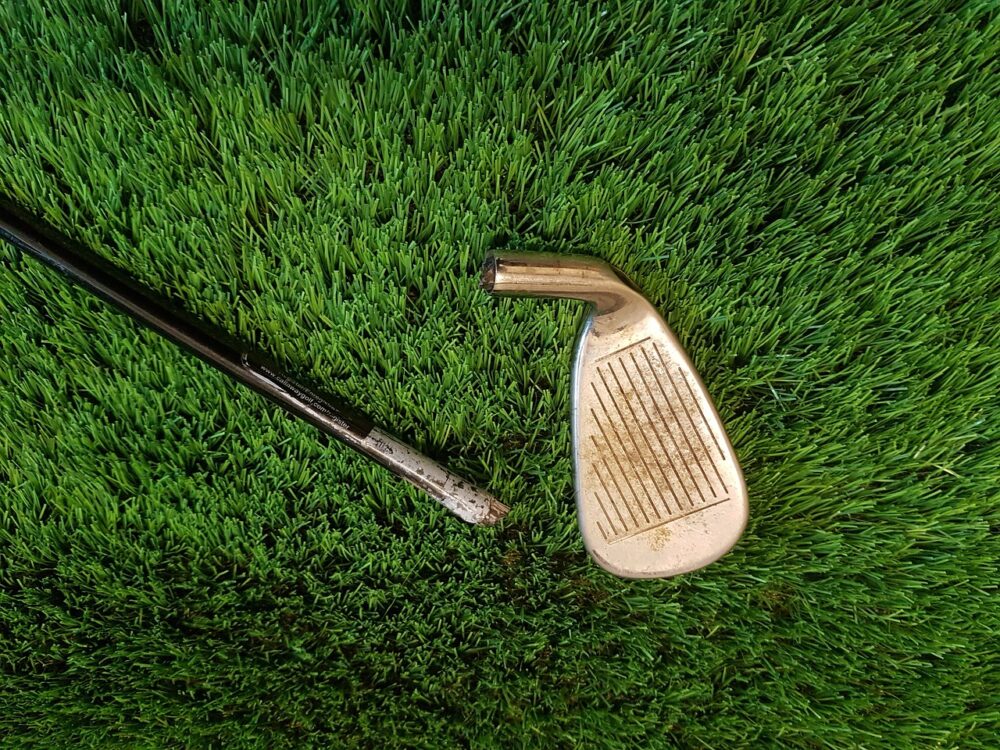 broken-golf-club_on_green