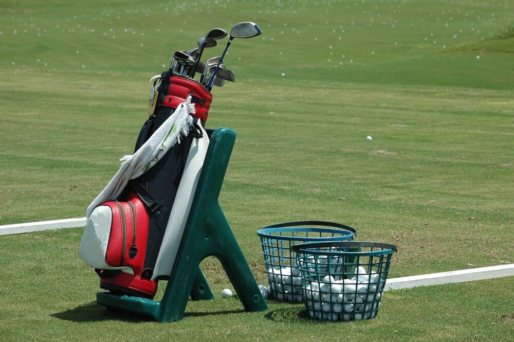 golf-club-and-basket