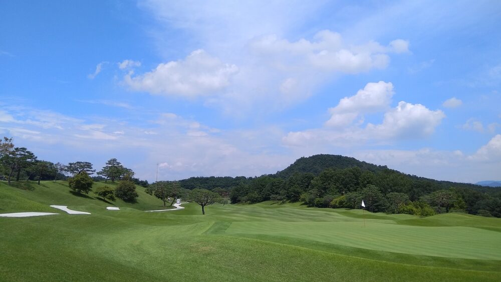 golf-course-and-blue-sky