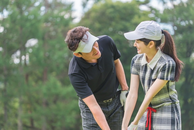 golfer-man-and-woman-teaching-golf