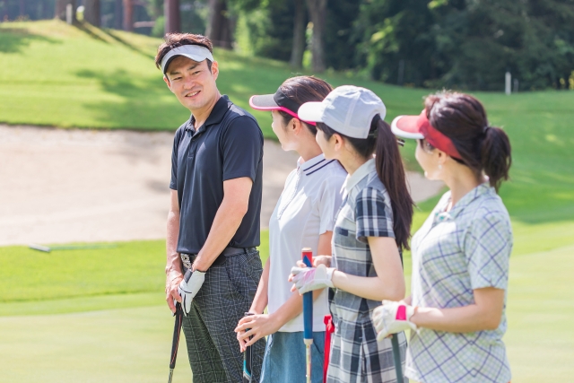 group-golf-lessons-at-a-golf-course