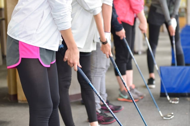 multiple-women-taking-golf-lessons