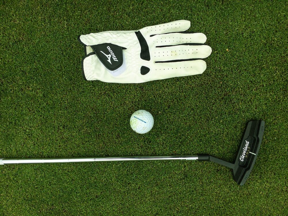 putter-glove-and-ball