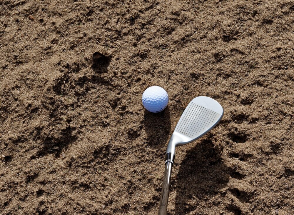 sand-wedge-club-and-ball