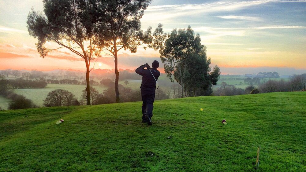 sunset-and-golfer