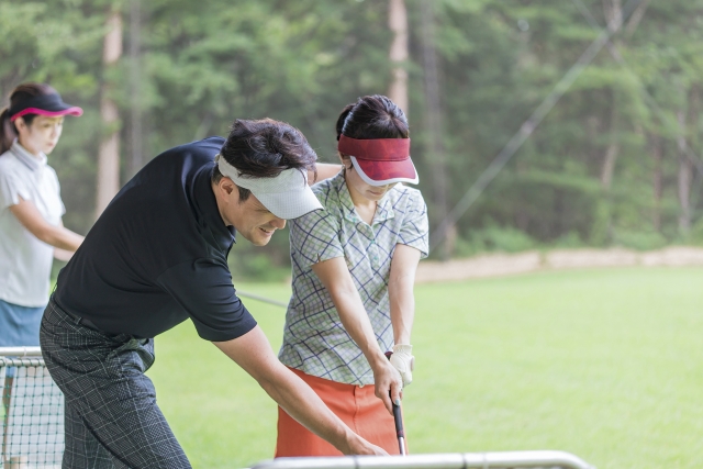 teacher-and-student-having-a-golf-lesson