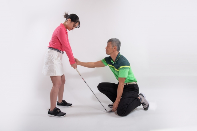 woman-taking-golf-lessons